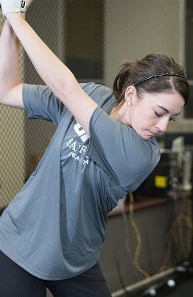 Golf Alum swinging golf club